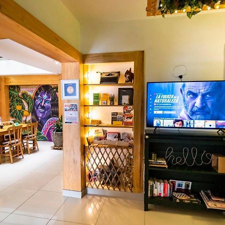 Hostel Adn Algo De Nosotros - Malaika Medellín Exteriér fotografie