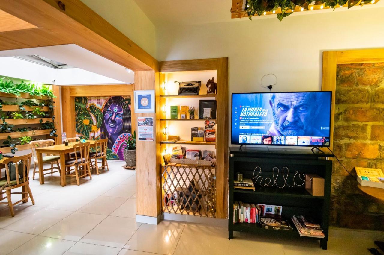 Hostel Adn Algo De Nosotros - Malaika Medellín Exteriér fotografie