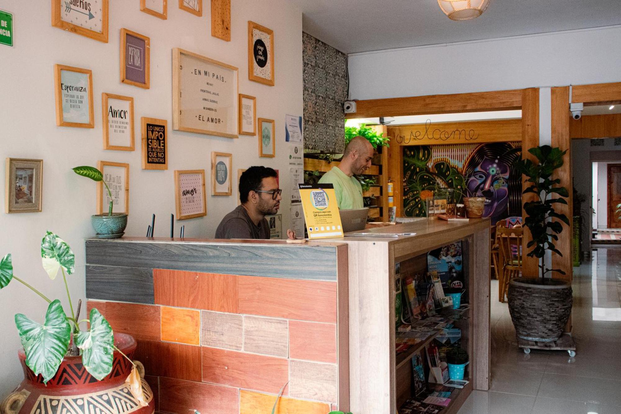 Hostel Adn Algo De Nosotros - Malaika Medellín Exteriér fotografie