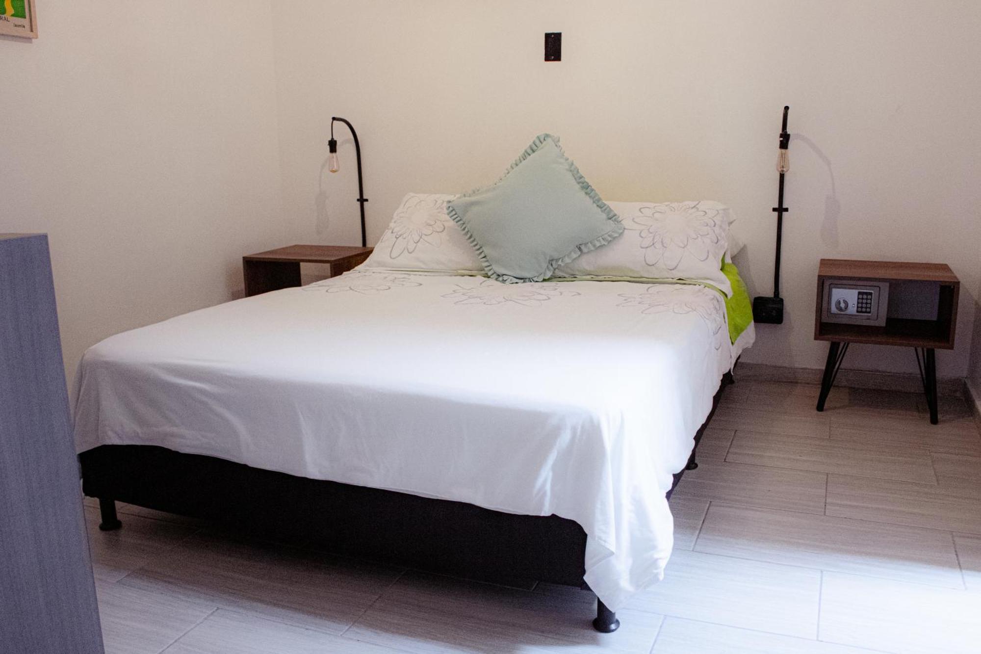 Hostel Adn Algo De Nosotros - Malaika Medellín Exteriér fotografie