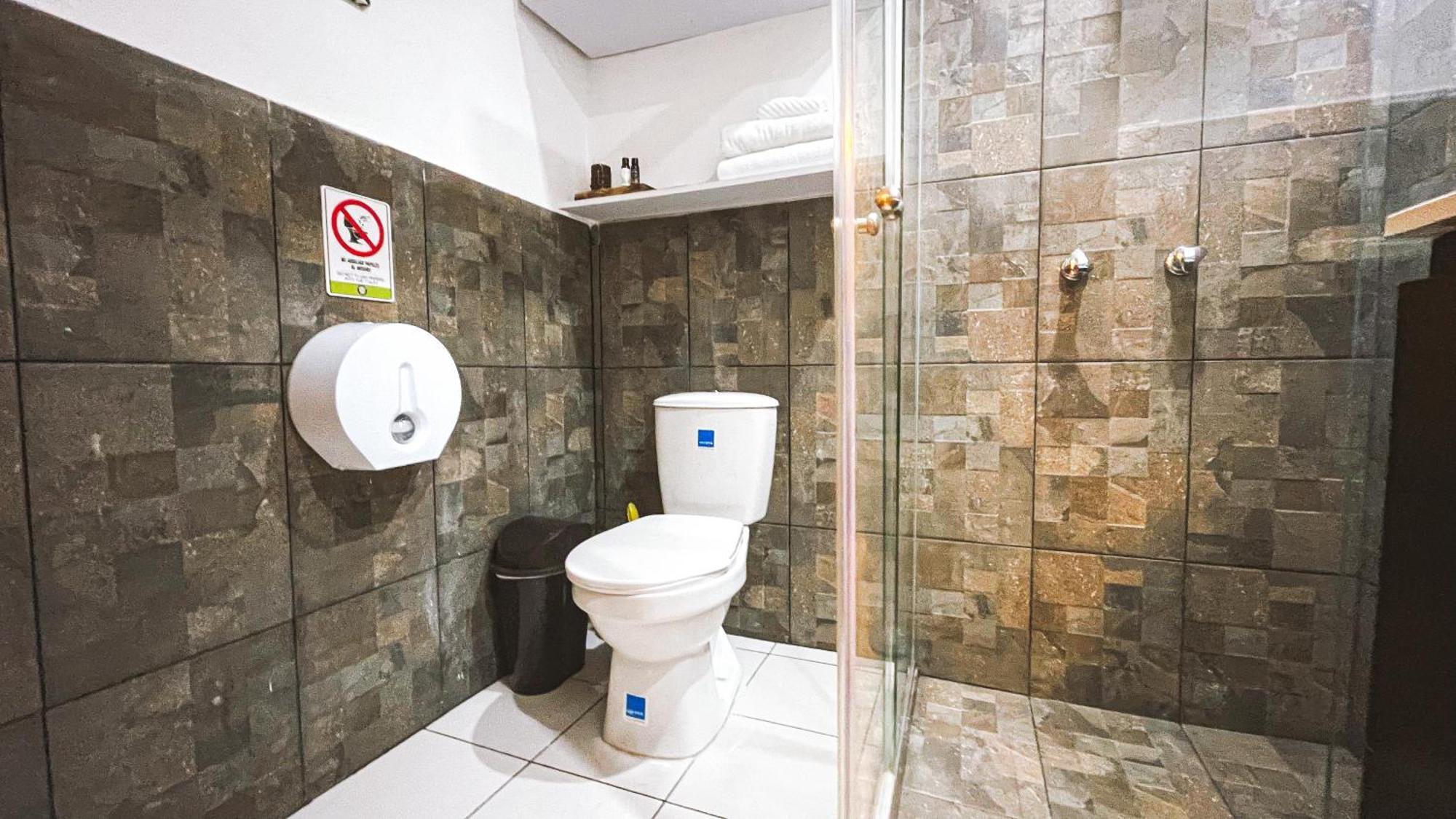 Hostel Adn Algo De Nosotros - Malaika Medellín Exteriér fotografie