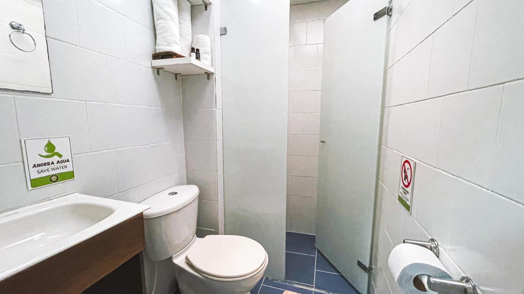 Hostel Adn Algo De Nosotros - Malaika Medellín Exteriér fotografie